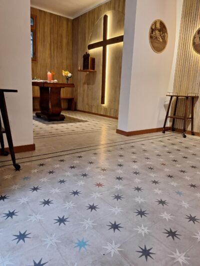 Ayer tuvimos el privilegio de ser invitados a la inauguración del OratorioPadre Hurtado , en la Casa de acogida Padre Josse van der Rest del Hogar de Cristo.
Fue una emotiva y sencilla ceremonia que se puso fin a un proyecto de remodelación al que tuvimos el honor de ser invitados a colaborar. Muchas gracias por llenarnos el alma de amor,  en estos tiempos en que nos cuesta tanto compartir con el prójimo. 
casadeacogida_pjvdr 
hogardecristo_chile